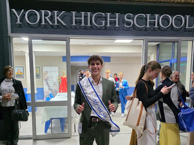 Sudafrica  A Cape Town, gli studenti hanno l’opportunità di frequentare una High School locale e di vivere la città in maniera autentica. La sistemazione avviene in famiglie selezionate, dove potranno praticare l’inglese ogni giorno e immergersi nella cultura sudafricana, costruendo legami veri con i coetanei e con la famiglia ospitante. Il programma è flessibile, con durate di 4, 8 o 12 settimane, perfette per chi desidera sperimentare la vita scolastica sudafricana. Tra lezioni, attività pomeridiane e momenti di scoperta della città e del paesaggio unico del Sudafrica, ogni giorno sarà un’occasione per crescere, imparare e prepararsi a future esperienze all’estero. E’ obbligatorio l’uso della divisa. Le partenze sono possibili a luglio e gennaio, permettendo agli studenti di inserirsi pienamente nel calendario scolastico locale. Studio e sistema scolastico in Sudafrica La High School sudafricana copre gli anni dal Grade 8 al Grade 12, per studenti dai 14 ai 18 anni, ed è suddivisa così:  Grade 8–9 – Junior Secondary (14–16 anni) Grade 10–12 – Senior Secondary (16–18 anni) Ogni anno gli studenti seguono un programma accademico completo, con materie principali obbligatorie, di solito Inglese, Afrikaans, Matematica, Scienze, Fisica e Storia o Geografia, affiancate da materie opzionali come Economia domestica, Informatica, Economia aziendale, Contabilità, Arte, Musica, Recitazione, Tecnologie, Design, Disegno tecnico e altre. Il tutto è integrato da un’ampia offerta sportiva, spesso organizzata in squadre e competizioni interscolastiche.